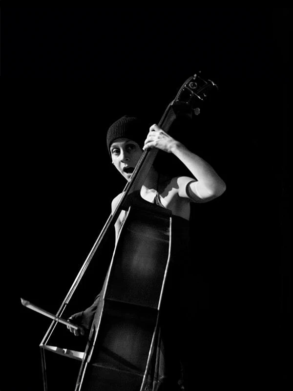 Anna mit Bass