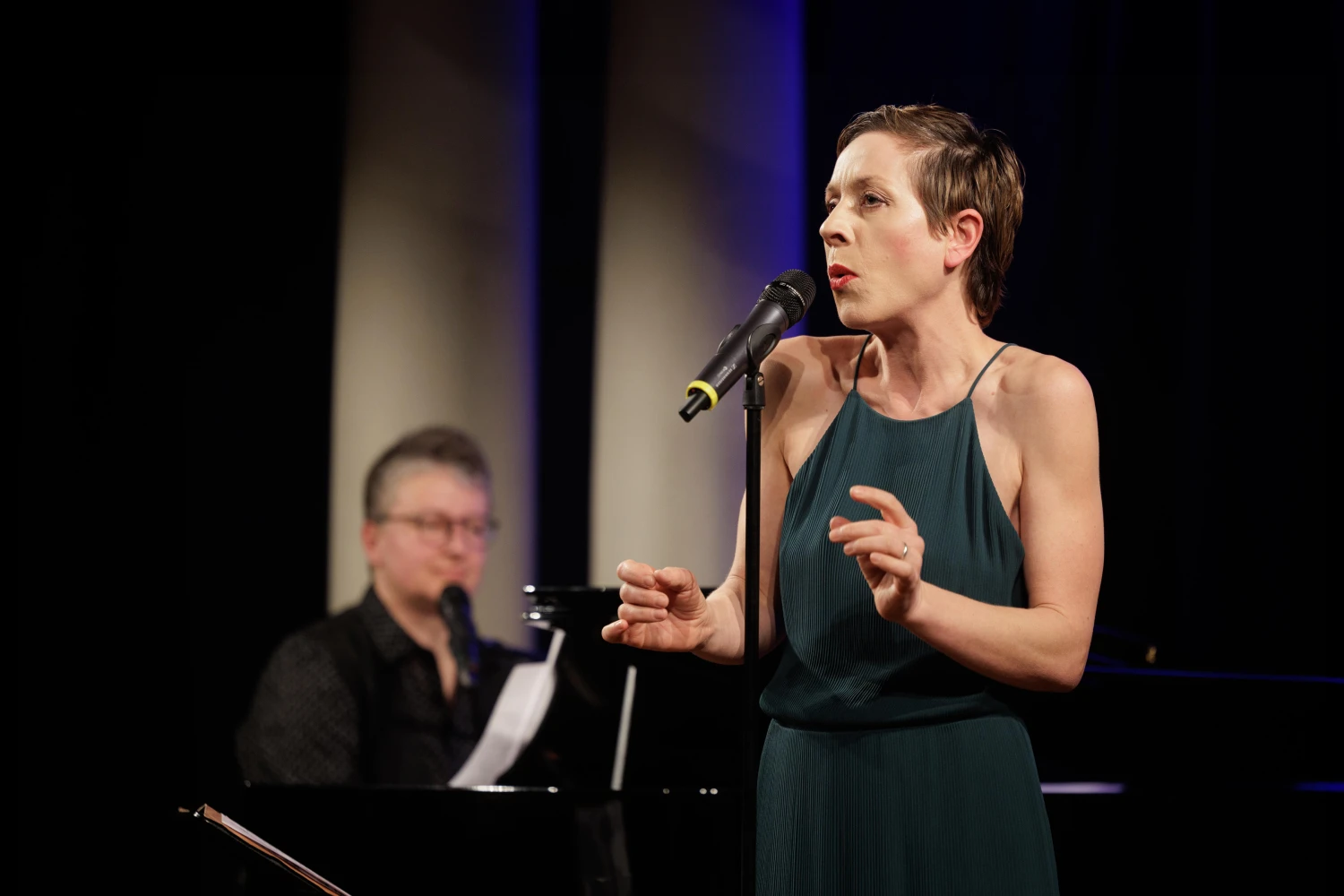 Anna Veit am Mikrofon und Christiane Öttl am Klavier
