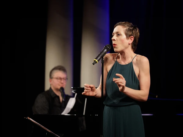 Anna Veit am Mikrofon und Christiane Öttl am Klavier